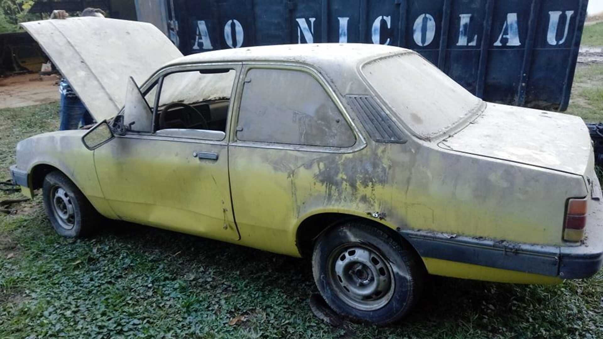 В сарае под Рио-де-Жанейро нашли 90 Chevrolet из 90-х