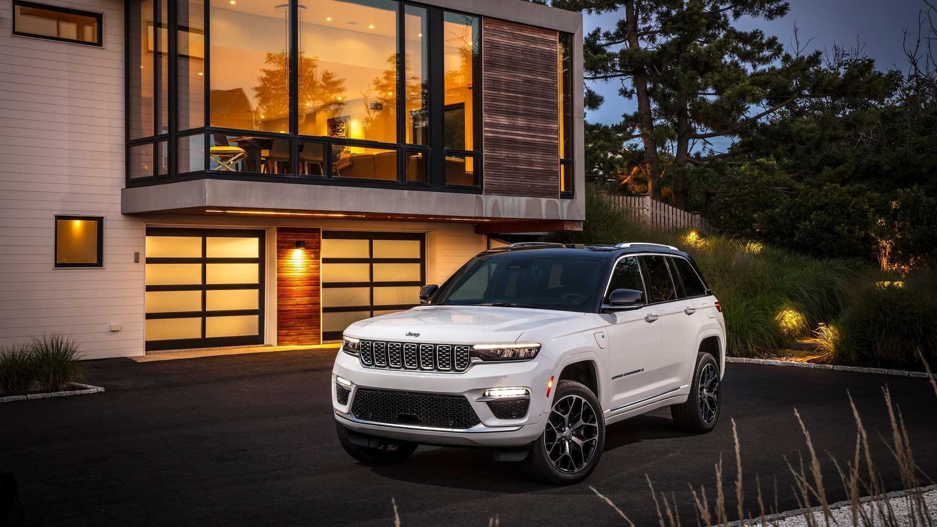 Jeep представил пятиместный Grand Cherokee нового поколения: его можно подключать к розетке