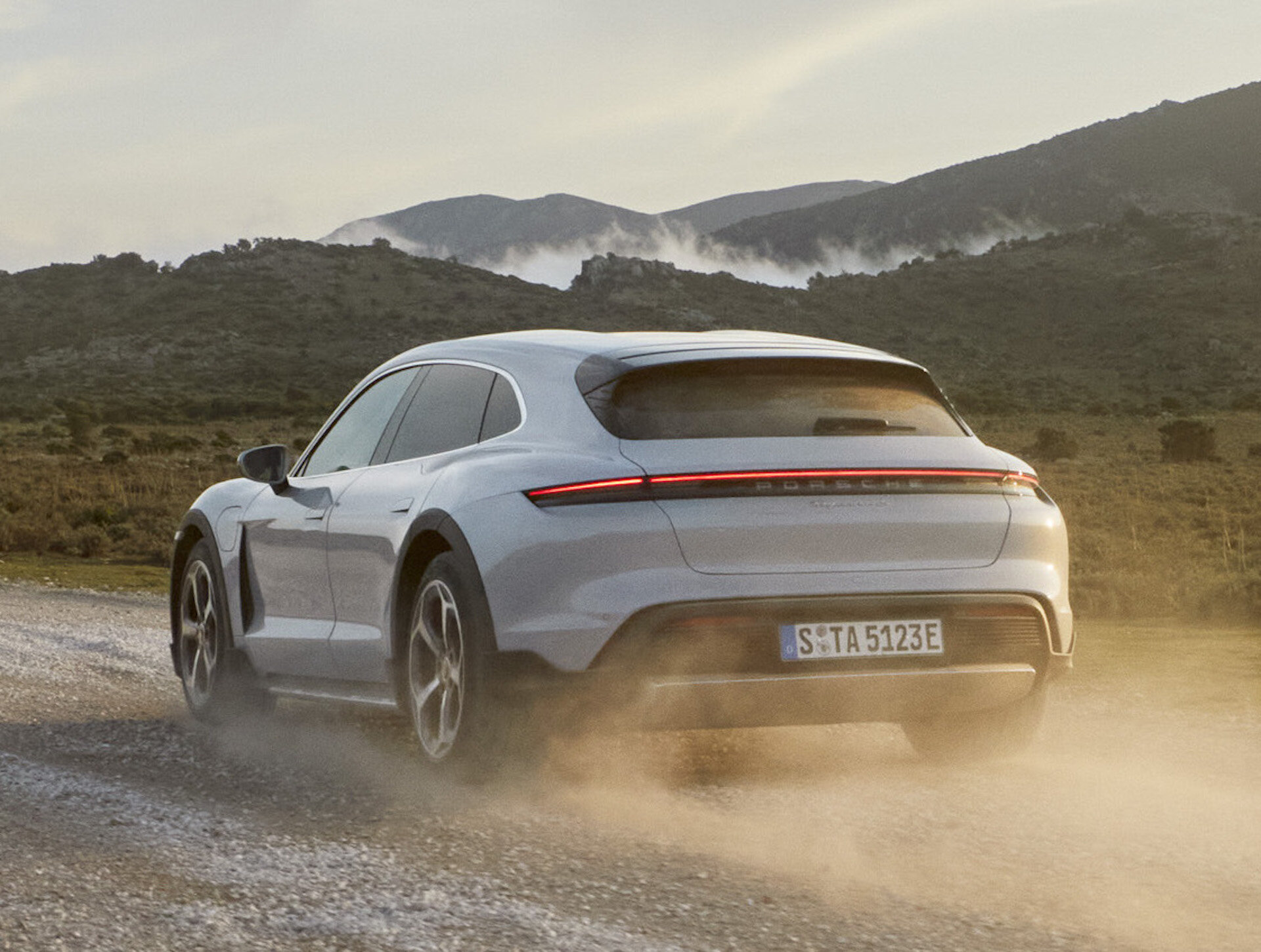 Porsche представила электрический кросс-универсал Taycan Cross Turismo