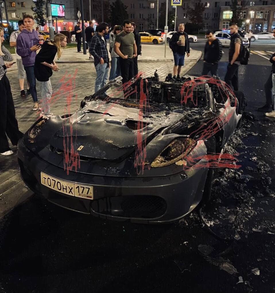 В Москве в ДТП сгорел Ferrari (ВИДЕО)