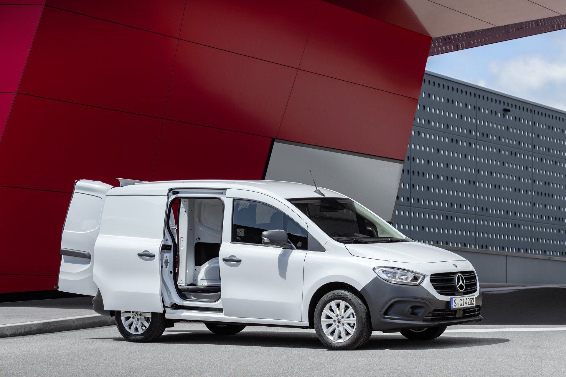 Mercedes-Benz Citan второго поколения показали в бензиновой и электрической версиях