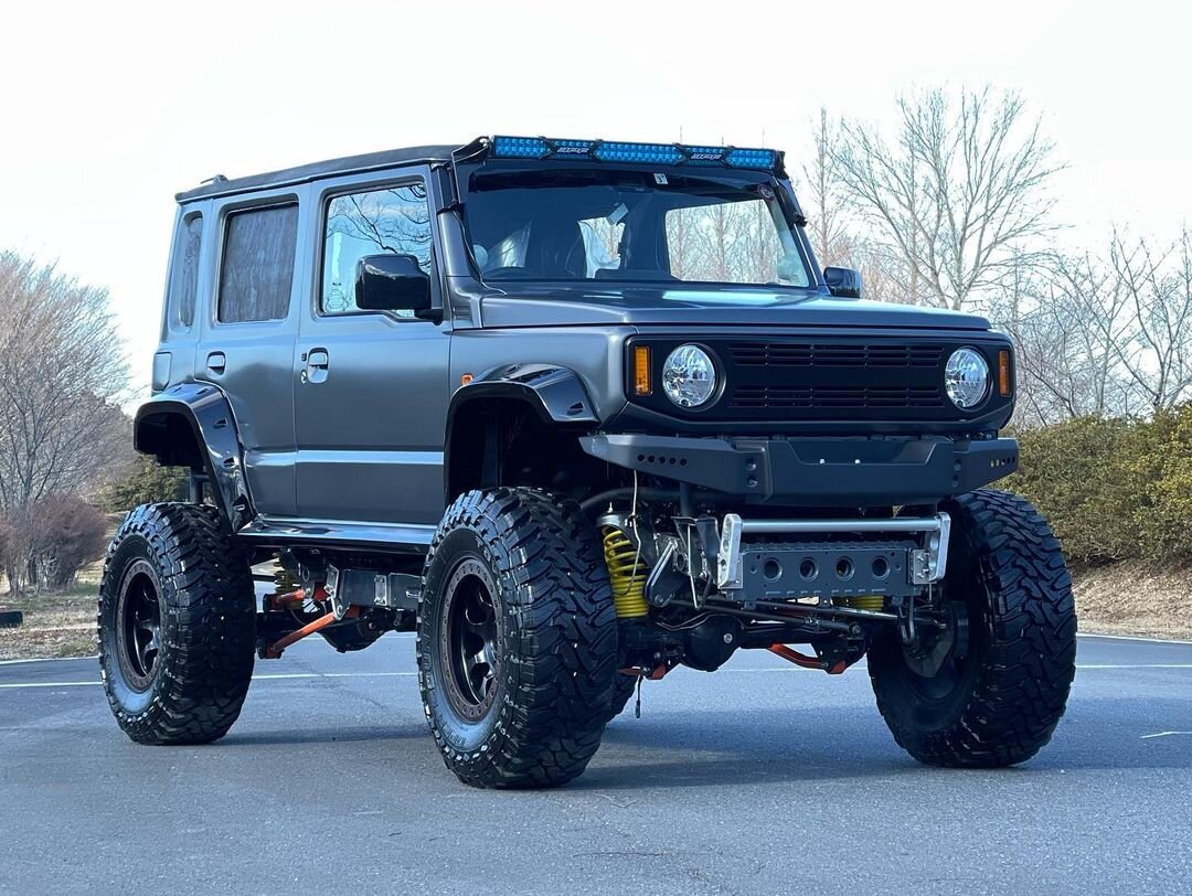 В Токио представили уникальный пятидверный Suzuki Jimny с огромными колесами (ФОТО)