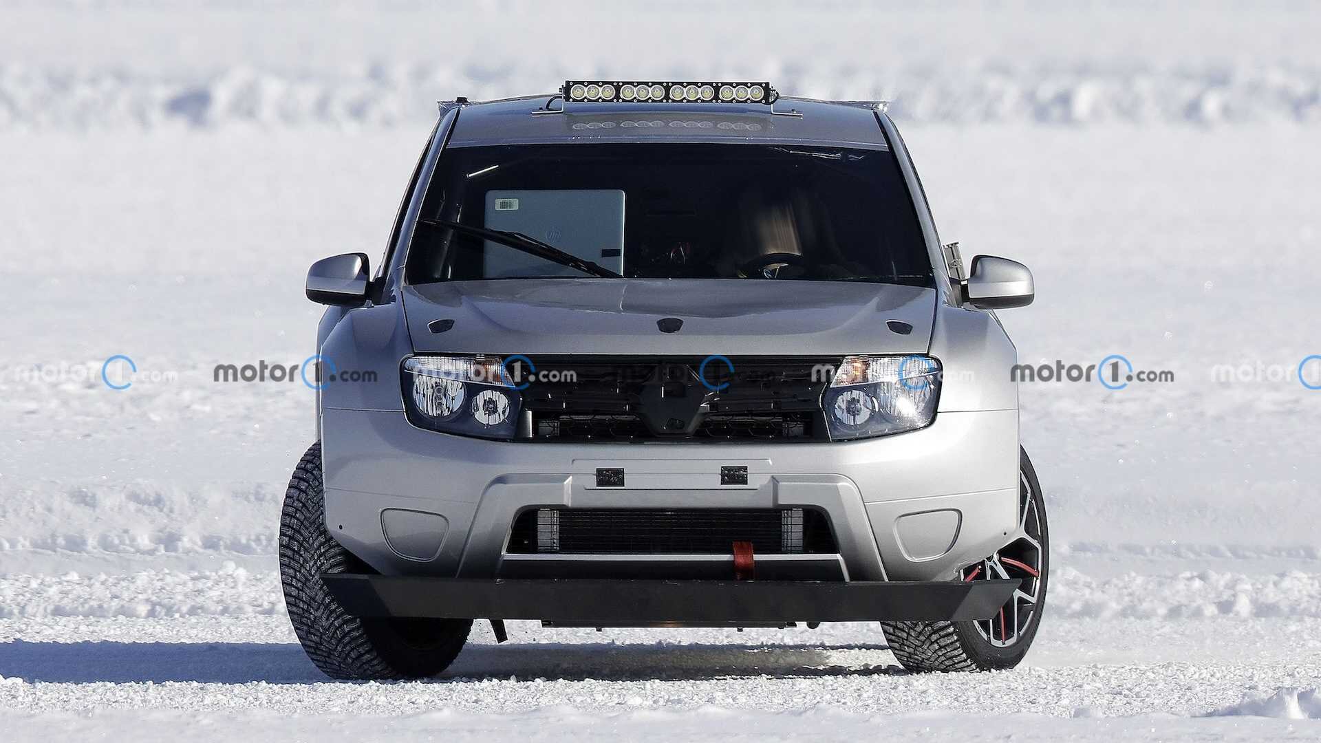 Renault тестирует новый электрокроссовер под кузовом старого Duster