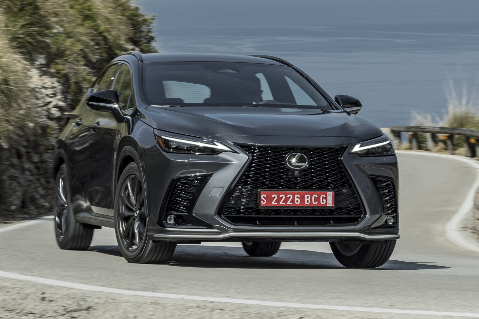 Объявлены комплектации нового Lexus NX для России