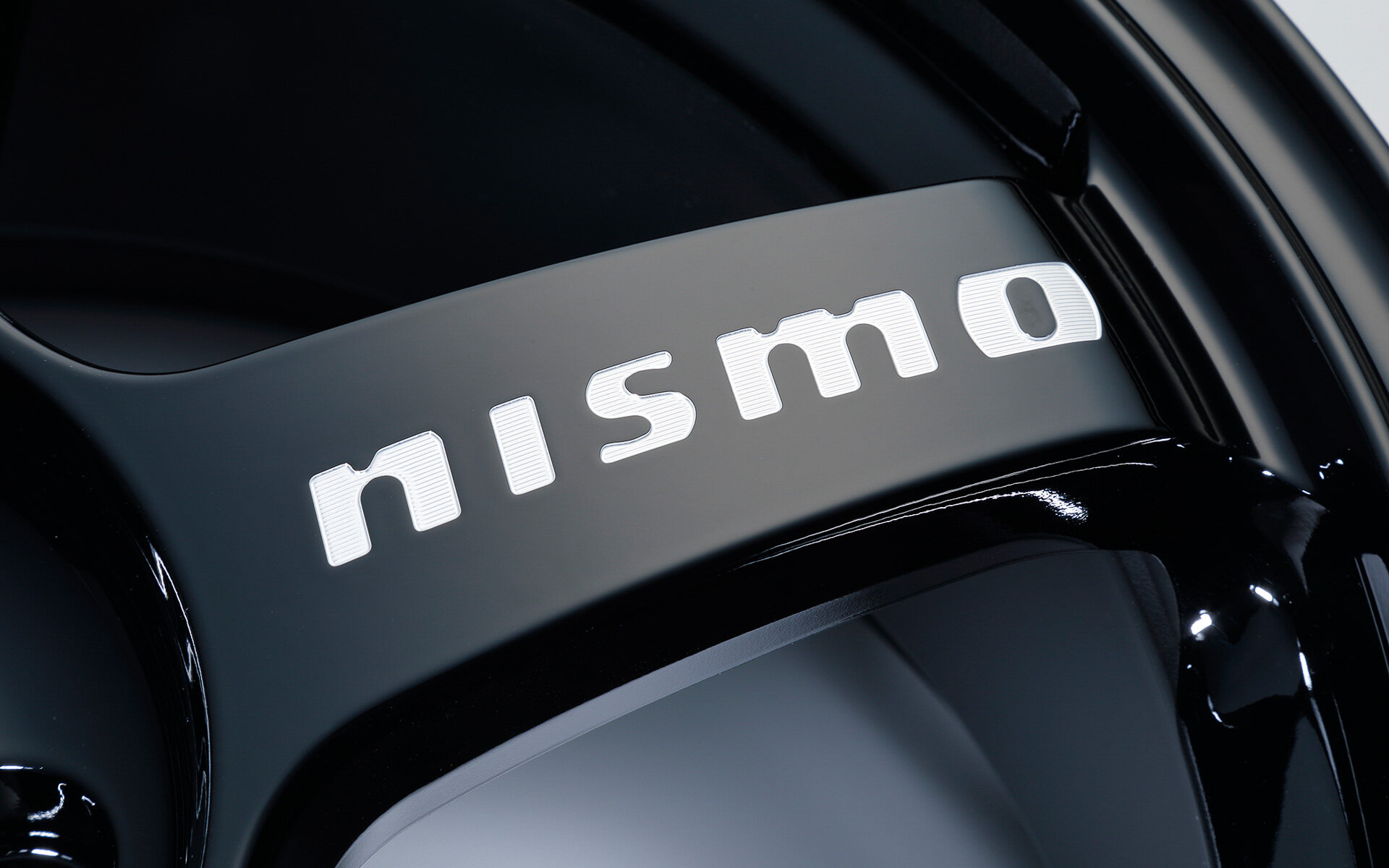 NISMO выпустила для Nissan Note Aura новые тюнинговые детали