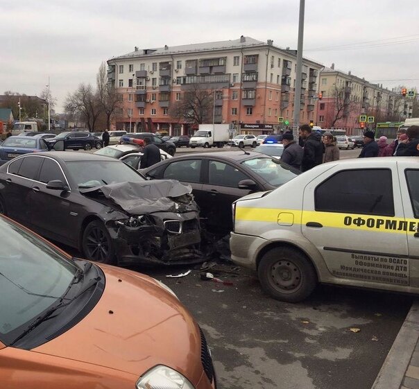 В Липецке потерявший управление BMW в щепки разнес Ладу Гранту ДПС