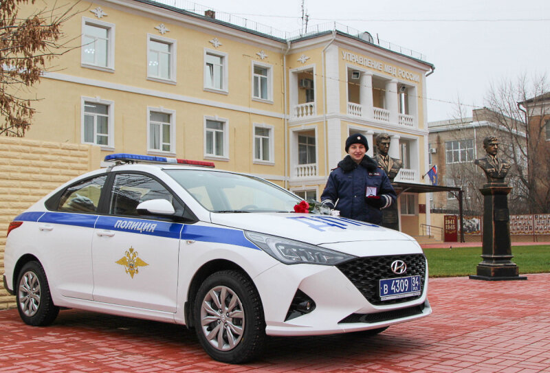 Прославившаяся стрельбой гаишница Анжела получила деньги и ключи от патрульного автомобиля