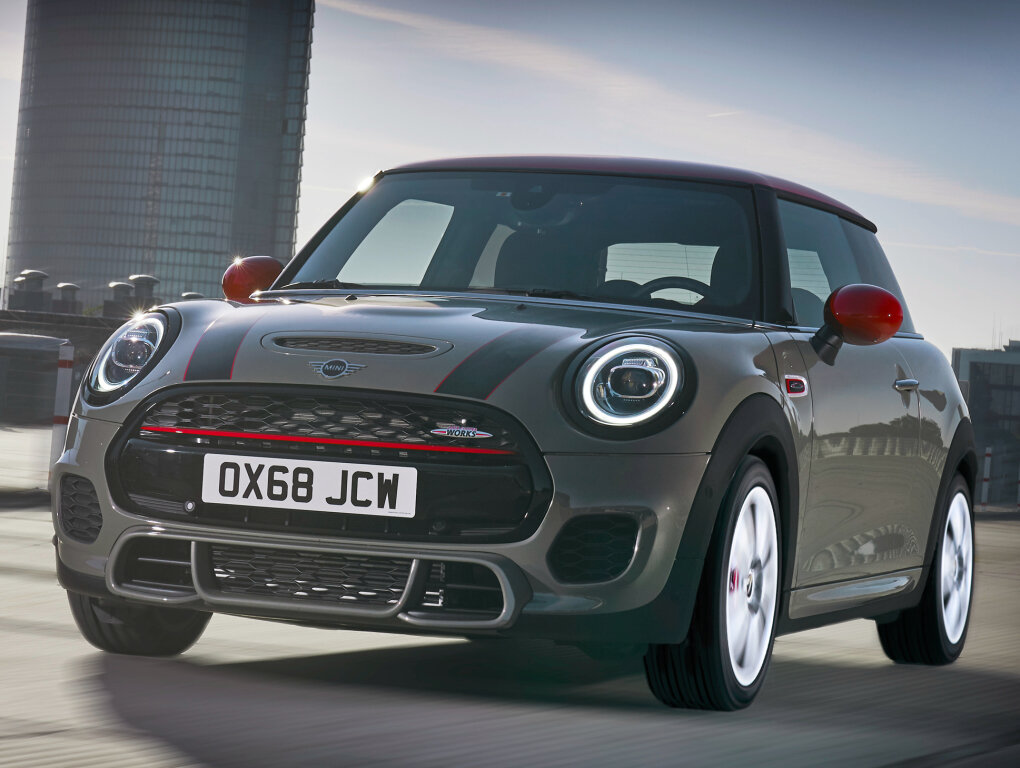 Mini представила рестайлинговый хот-хэтч John Cooper Works: от 2 750 000 рублей