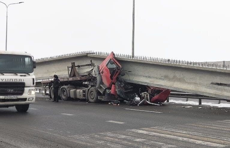 ВИДЕО: мостовая балка раздавила грузовик на трассе в Ростовской области