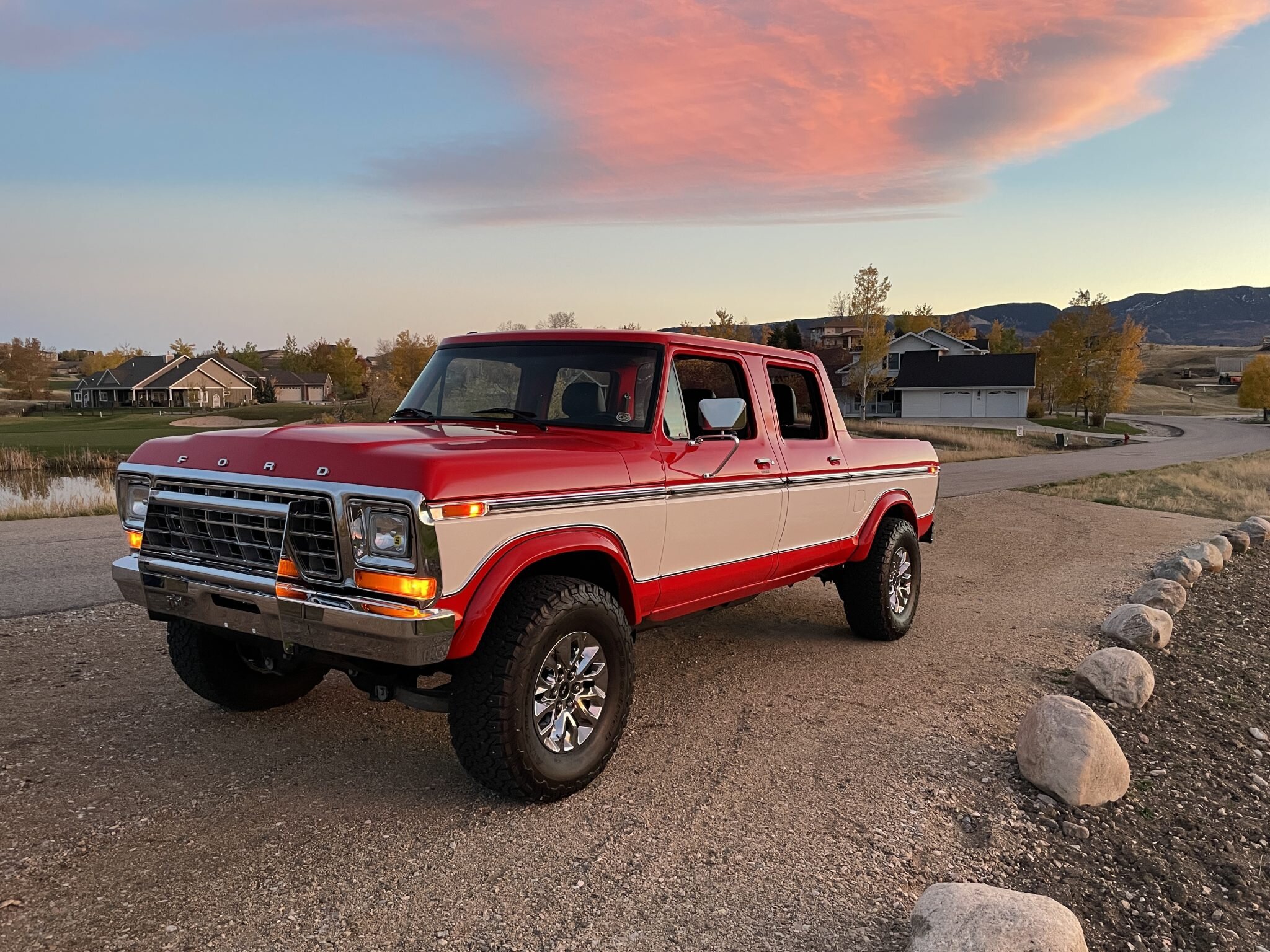 Ford F-150 SVT Raptor замаскировали под пикапы Форд из 70-х