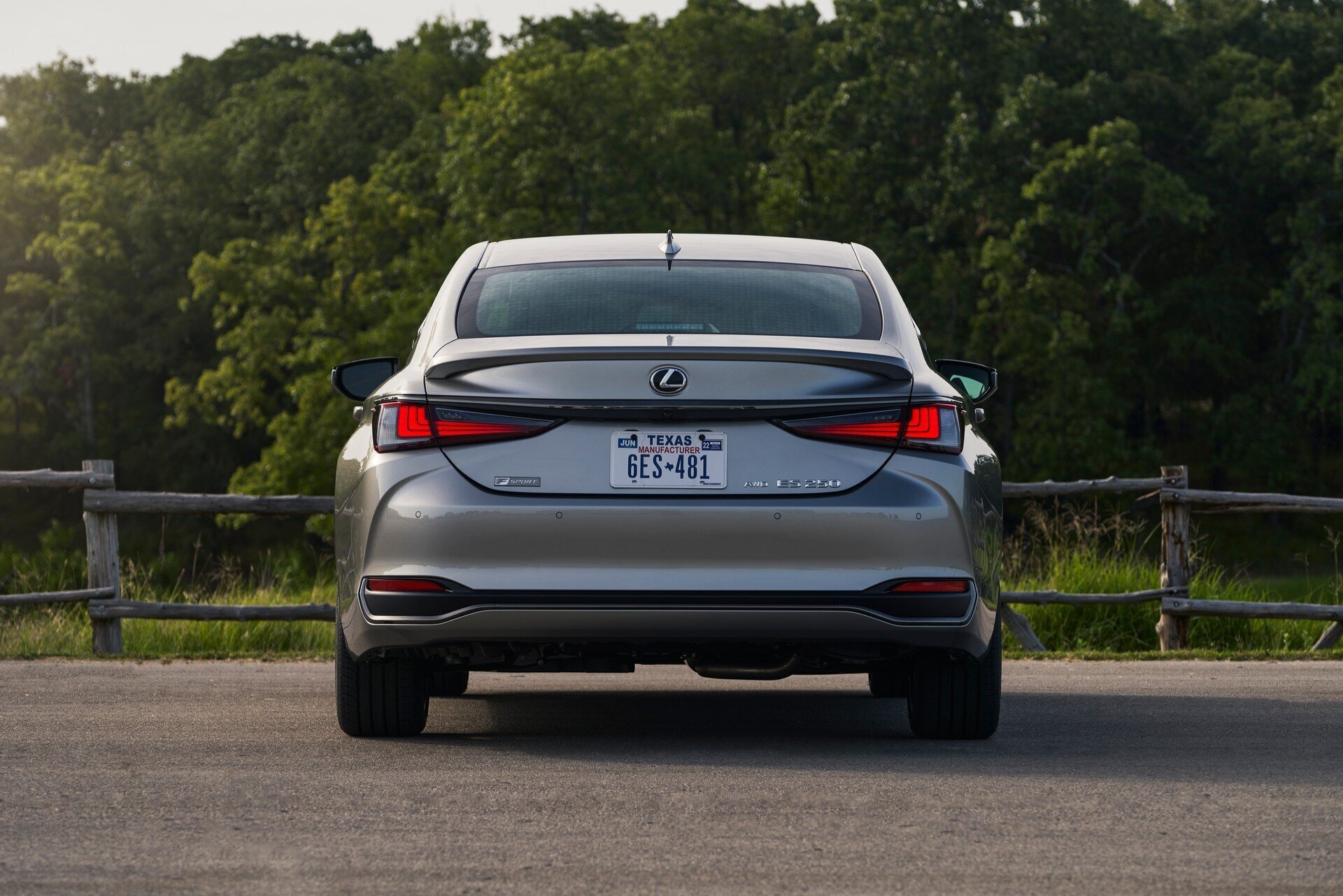 В Россию пришел обновленный Lexus ES: цены