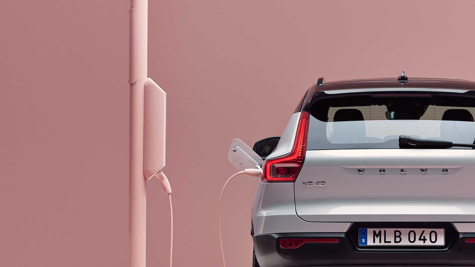 Volvo привезет в Россию электрический кроссовер XC40 Recharge и обновленный XC60