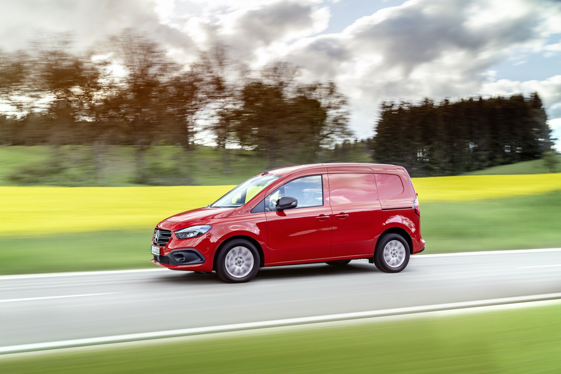 Mercedes-Benz Citan второго поколения показали в бензиновой и электрической версиях