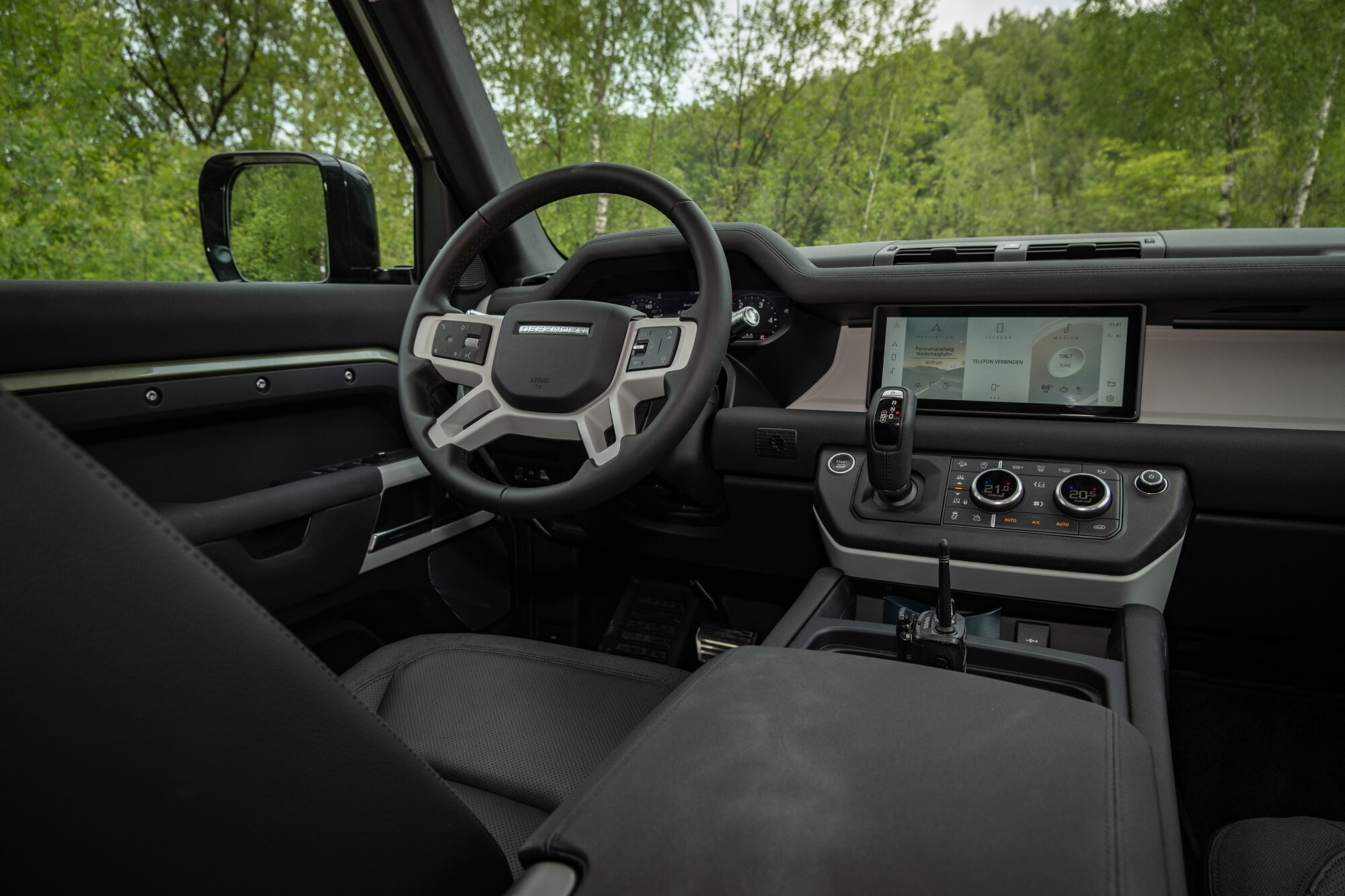 Раскрыта внешность восьмиместного внедорожника Land Rover Defender 130