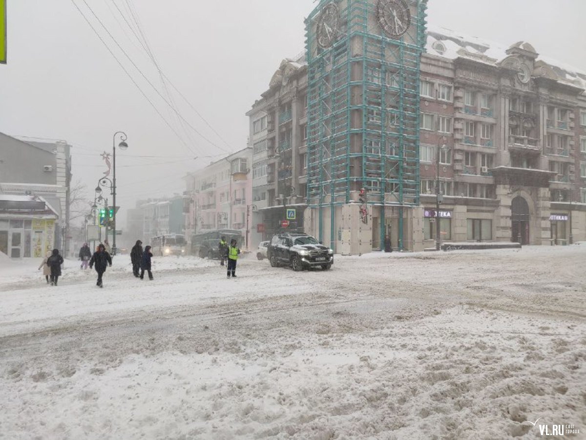 Владивосток заваливает снегом (ФОТО, ВИДЕО)