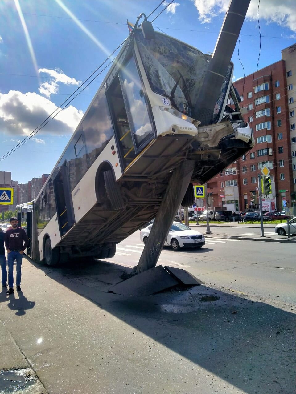 Автобус-гармошка взобрался на фонарный столб в Петербурге (ФОТО, ВИДЕО)