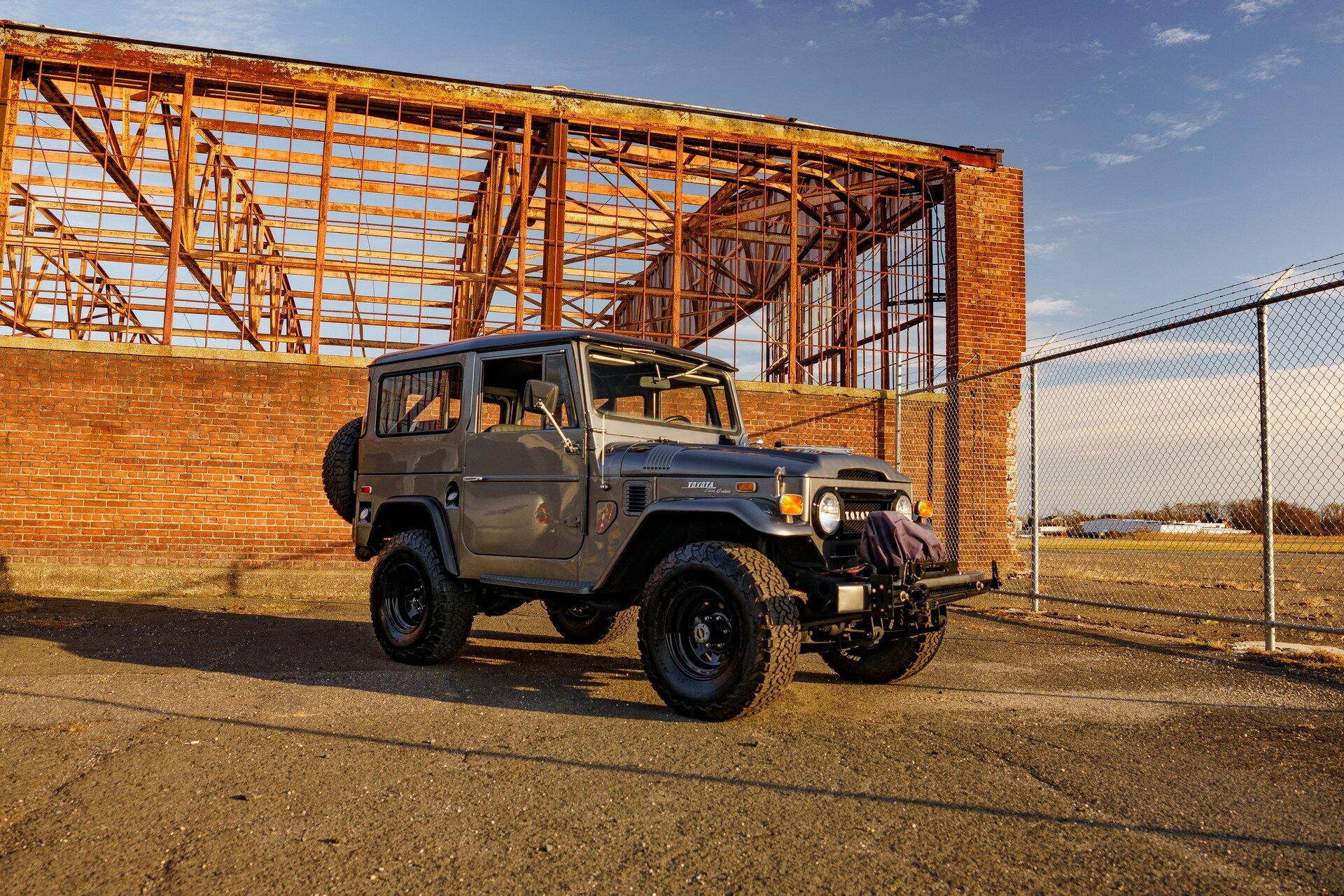 Американские тюнеры представили рестомод Toyota Land Cruiser FJ40 1971 года