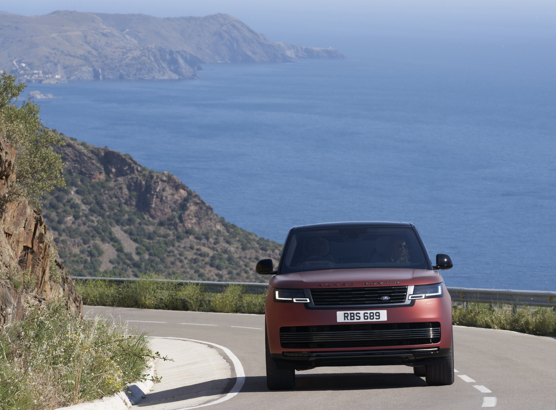 У нового Range Rover появилась топ-версия SV с керамикой внутри и снаружи