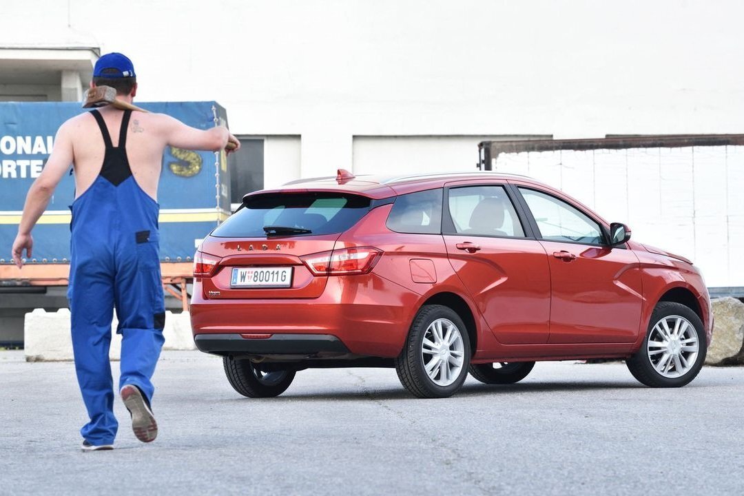 Прототип рестайлинговой Lada Vesta сфотографировали в Москве