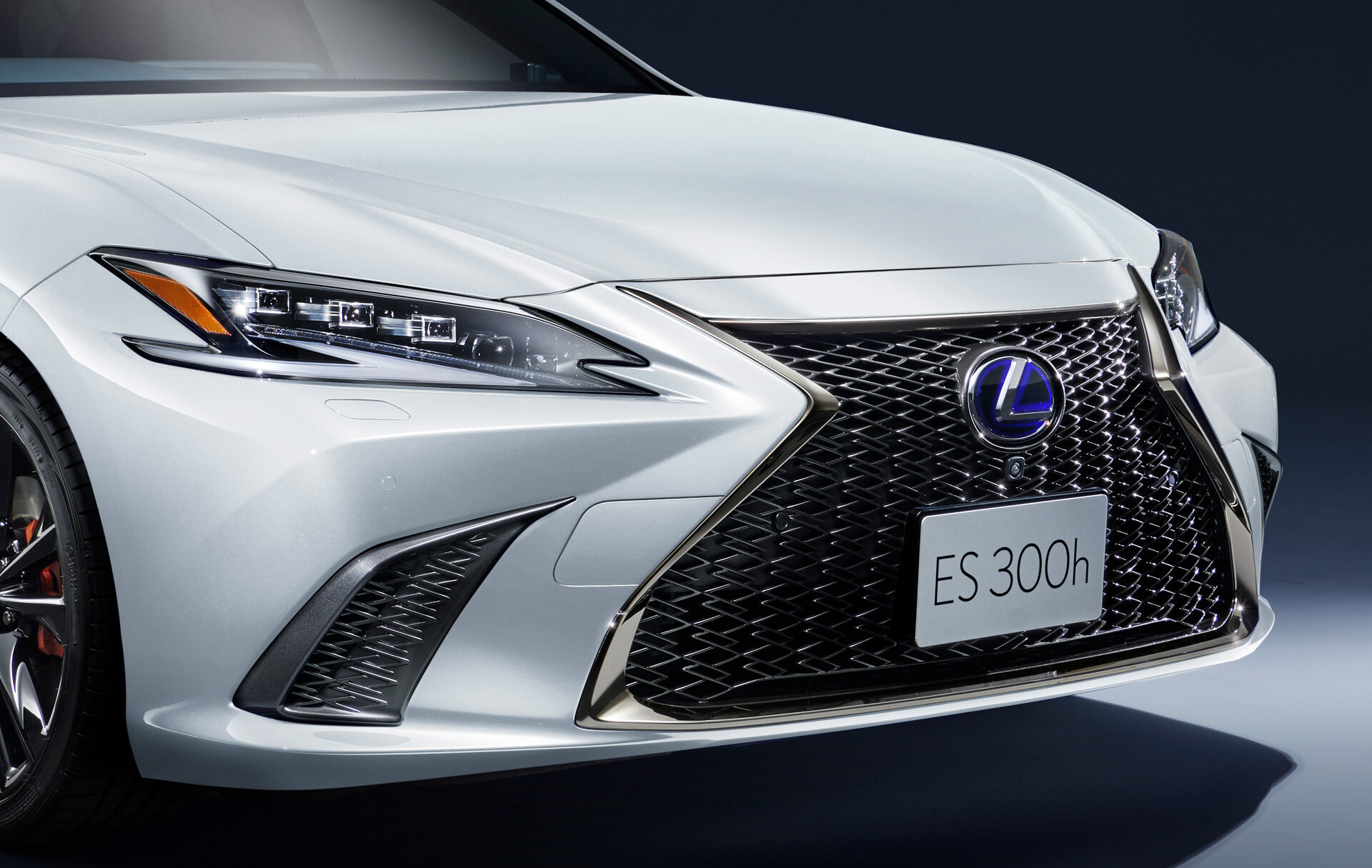 Lexus обновил свои легендарные цифровые зеркала на ES