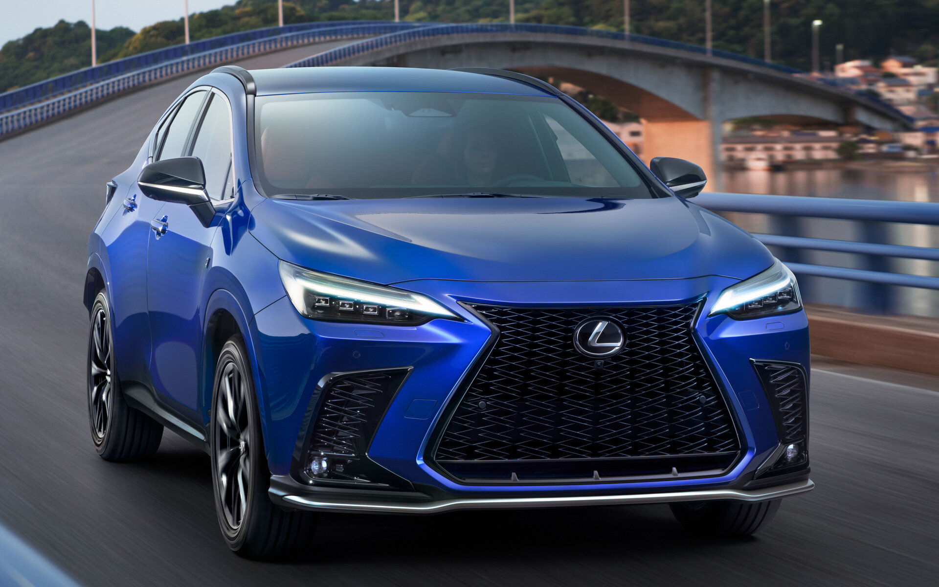 Lexus начал принимать предзаказы на новый NX