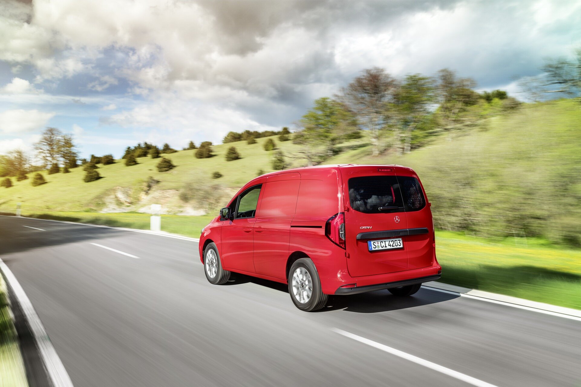 Mercedes-Benz Citan второго поколения показали в бензиновой и электрической версиях