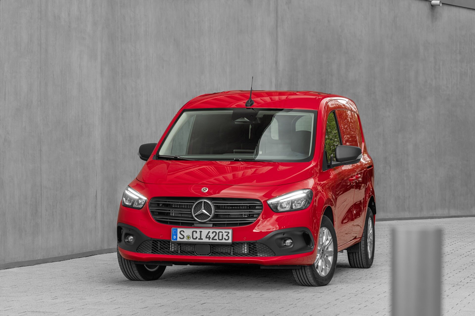 Mercedes-Benz Citan второго поколения показали в бензиновой и электрической версиях