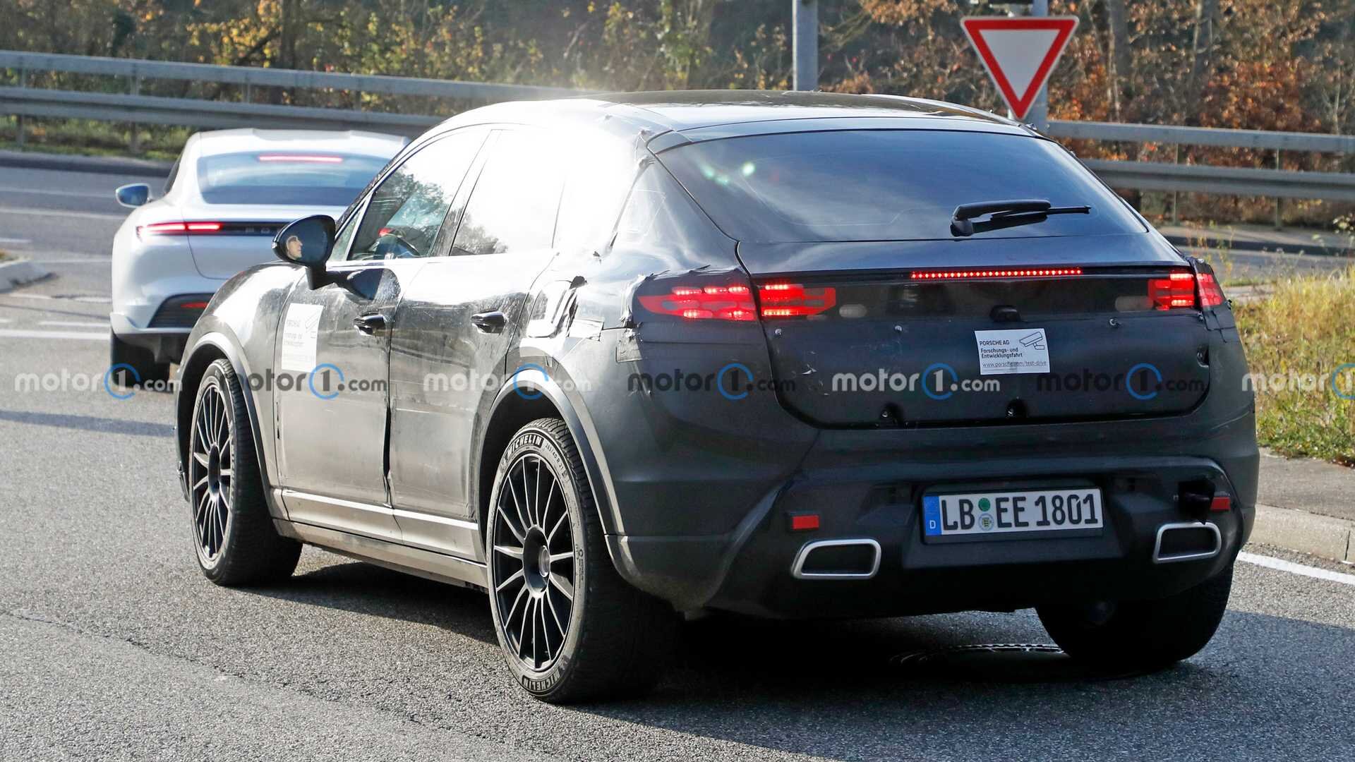 Porsche выкатила на тесты прототипы электрической версии паркетника Macan