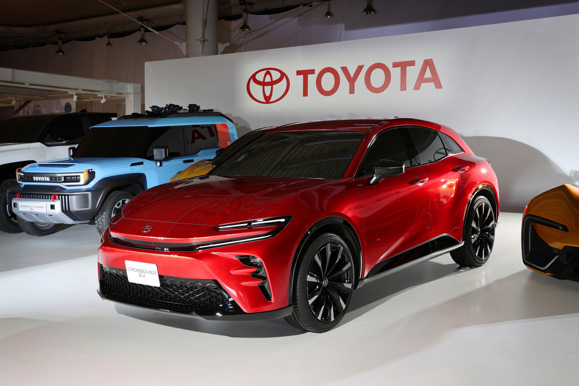 Toyota разом представила 15 новых электромобилей