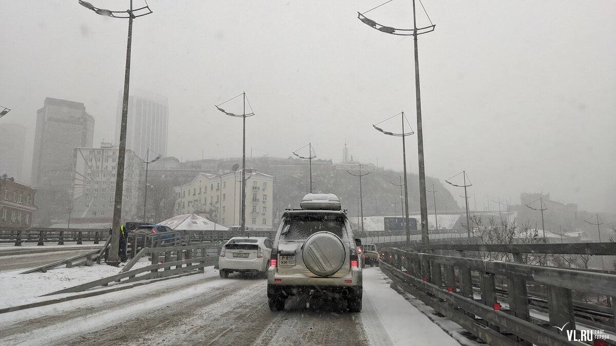 Владивосток заваливает снегом (ФОТО, ВИДЕО)