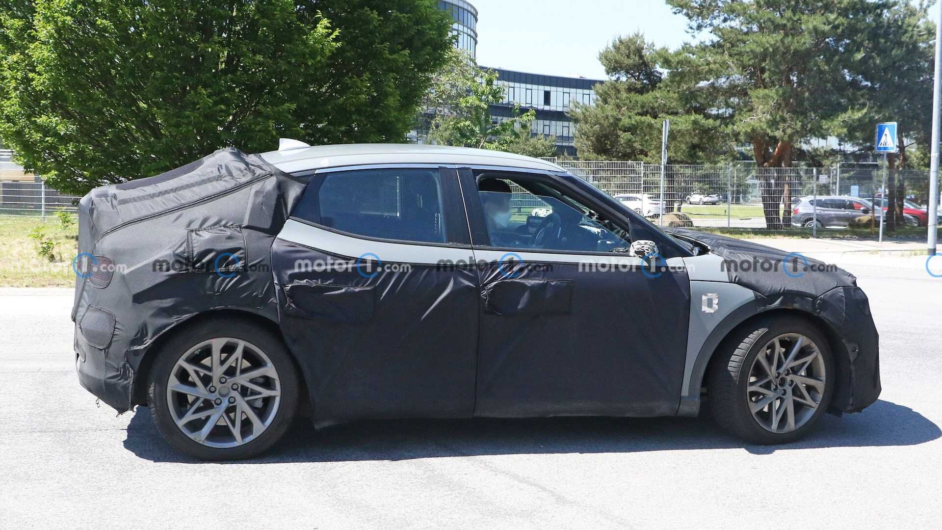 Кросс-купе Genesis GV60 заметили во время тестов