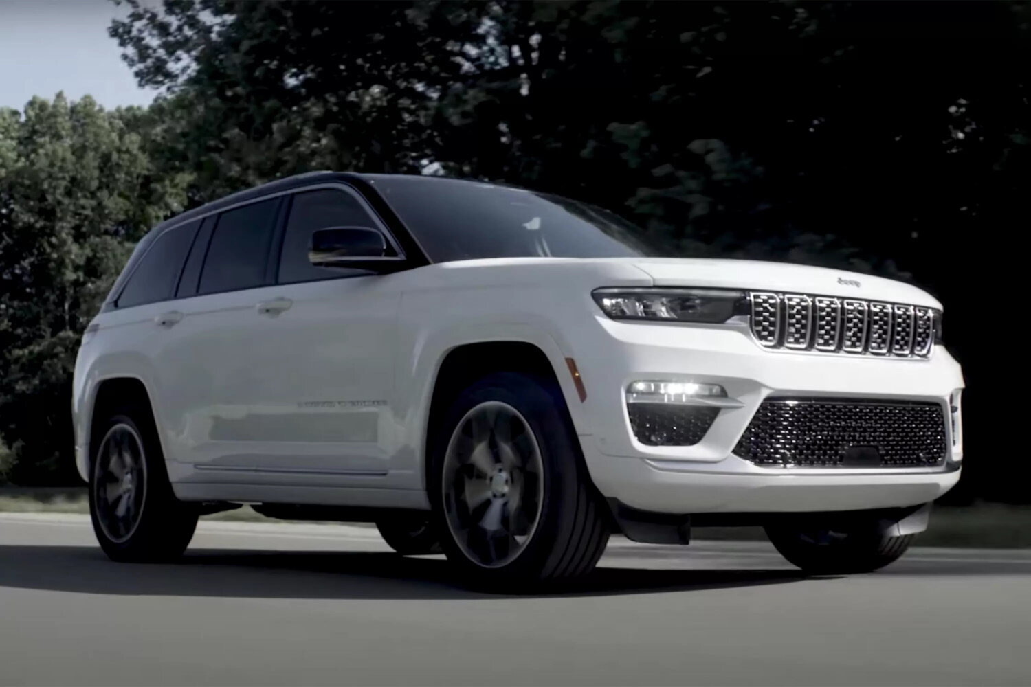 Jeep показал укороченный Grand Cherokee с электромотором