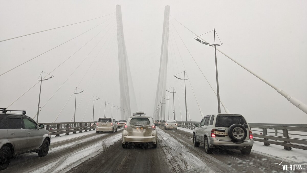 Владивосток заваливает снегом (ФОТО, ВИДЕО)