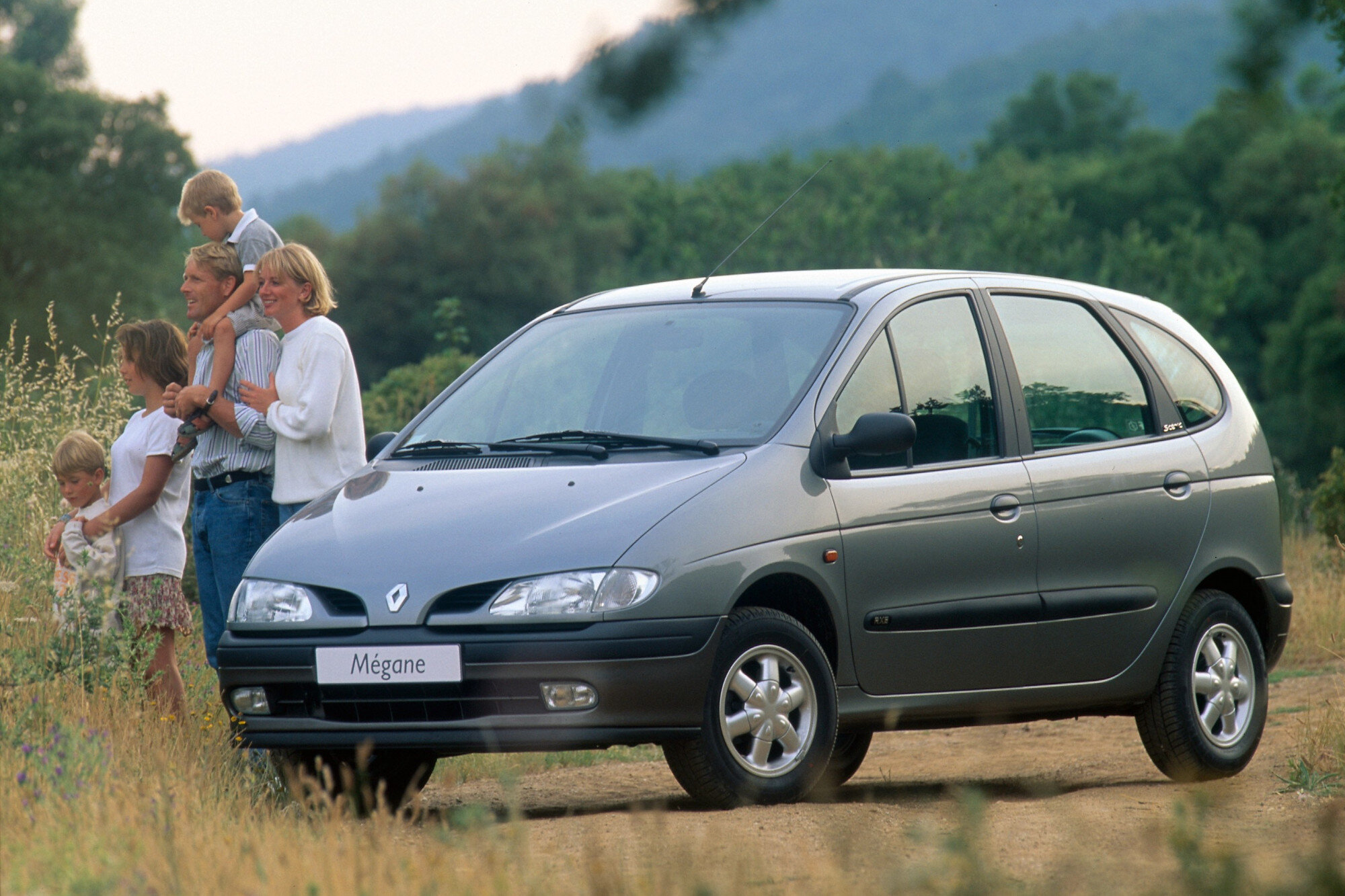 Renault сняла с производства компактвэн Scenic