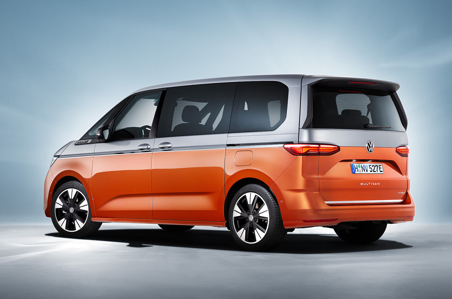 Volkswagen Multivan в новом поколении стал ближе к легковушкам