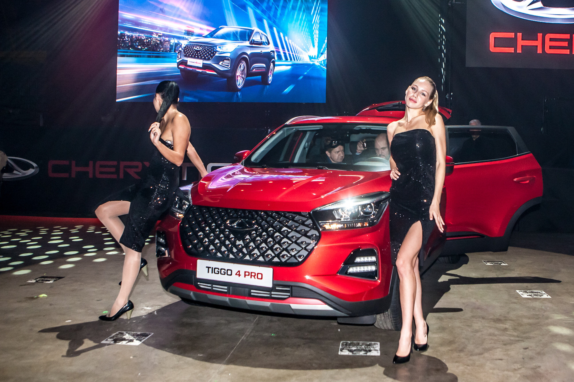 Chery презентация. Chery Tiggo 4 Pro. Chery Tiggo 4 2018. Tiggo 4 Pro на улице.