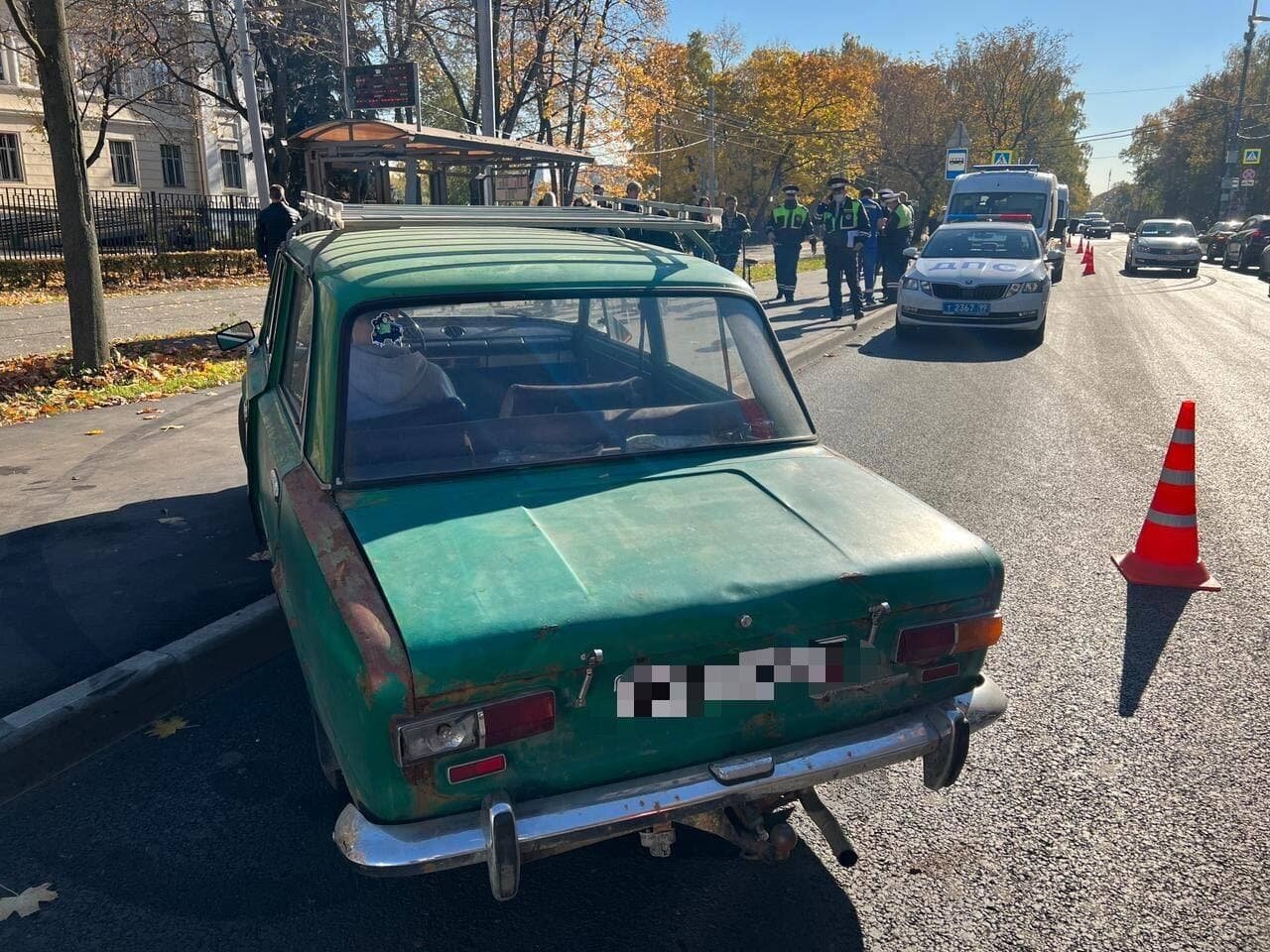 В Москве водитель ржавой копейки сбил трех студенток на тротуаре