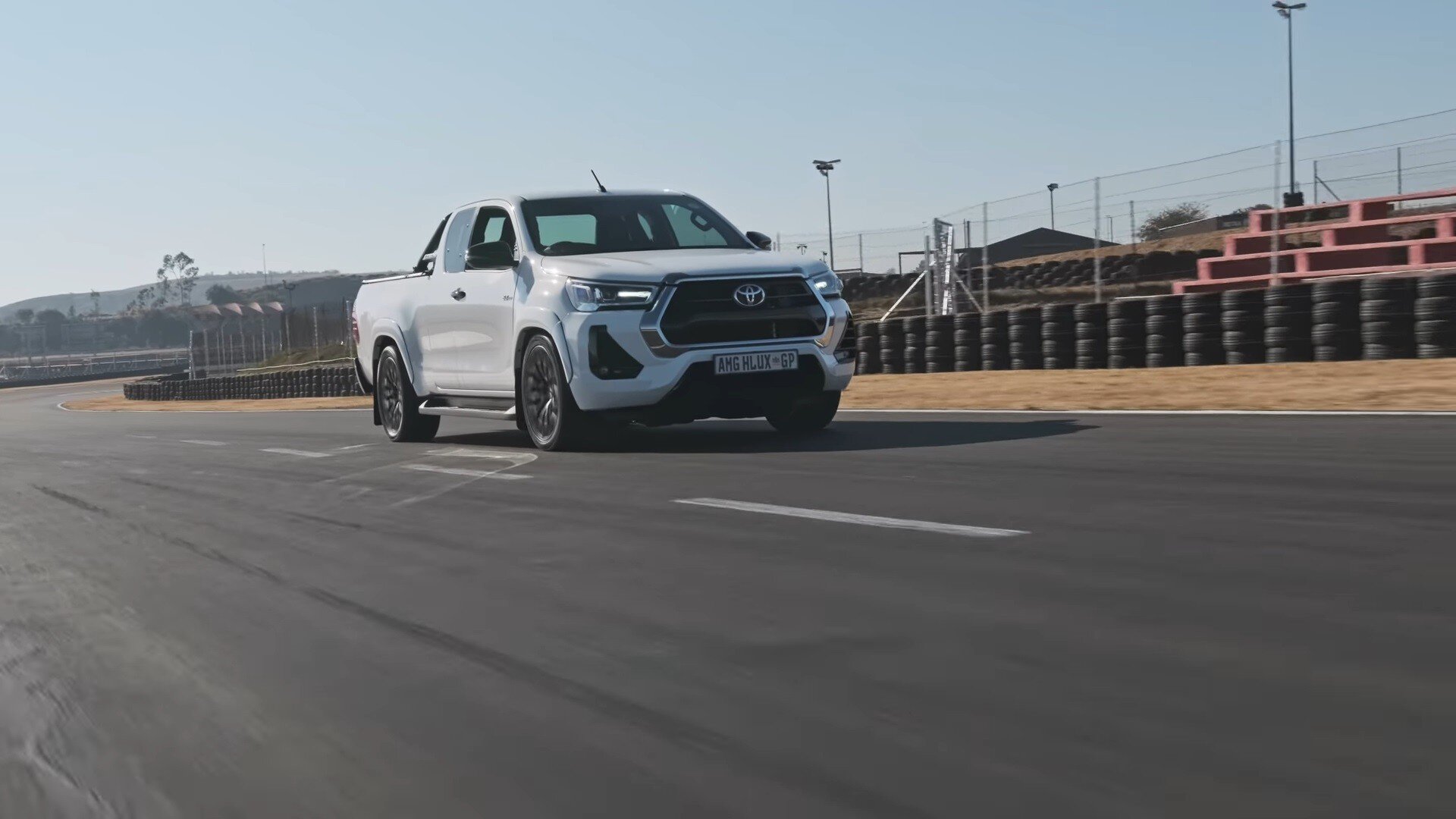 Энтузиаст установил в Toyota Hilux 6,2-литровый V8 от Mercedes-AMG