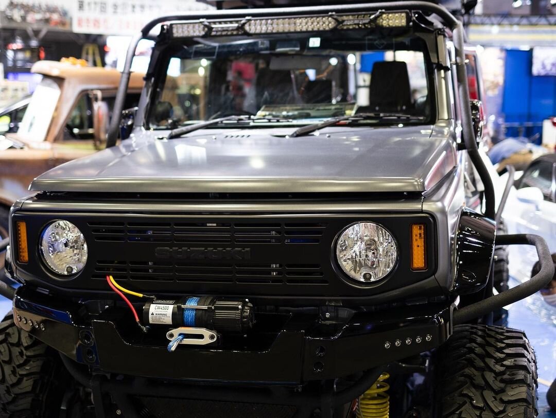 В Токио представили уникальный пятидверный Suzuki Jimny с огромными колесами (ФОТО)