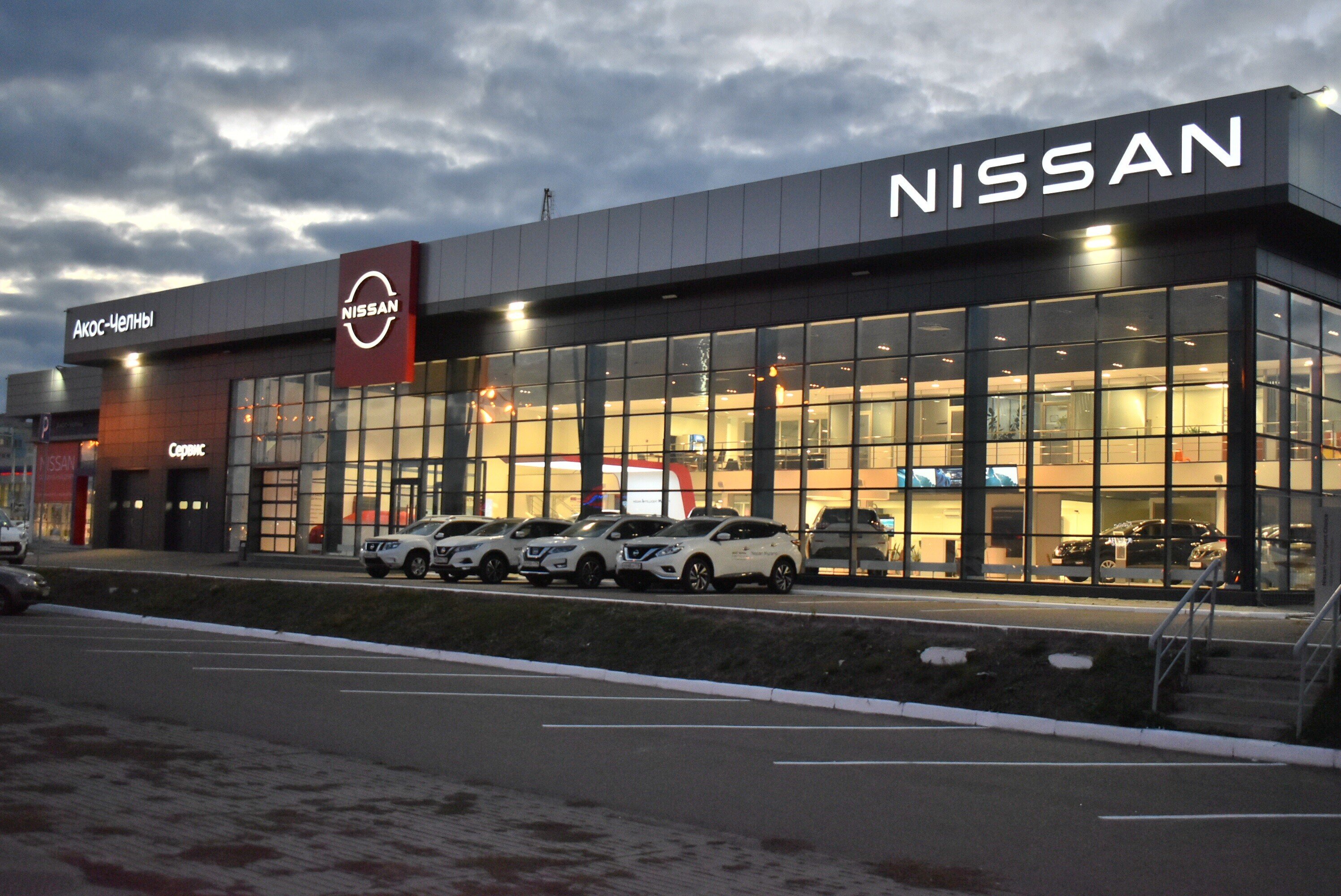 Дилерам Nissan в России разрешили использовать местные детали при переоформлении автосалонов