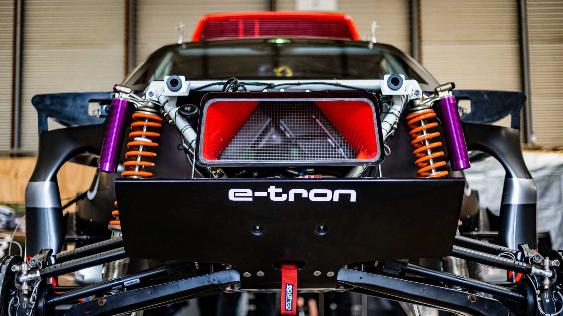 Audi вывела на тесты гибридный болид RS Q e-tron для Дакара