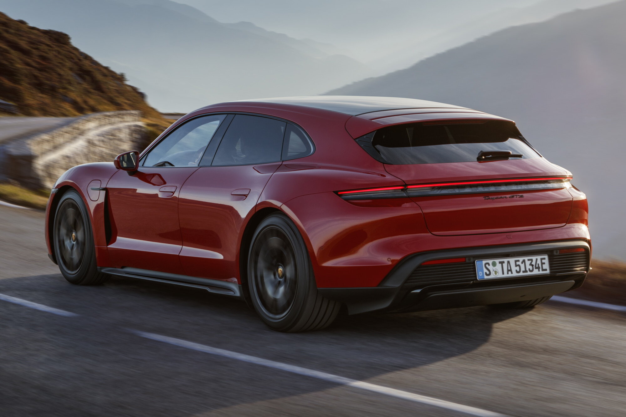 Porsche объявила российские цены на электрический универсал Taycan Sport Turismo