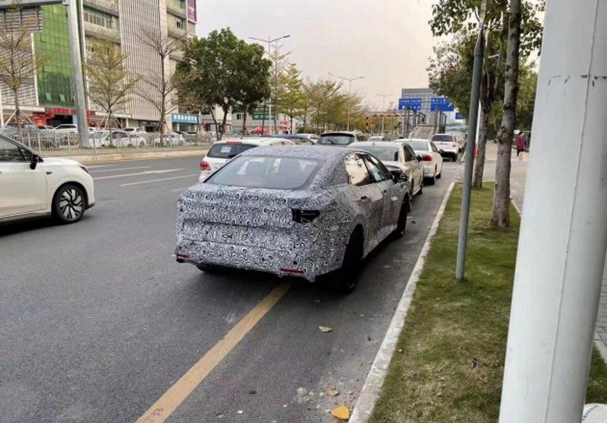 Электрический седан Toyota bZ SDN заметили во время тестов