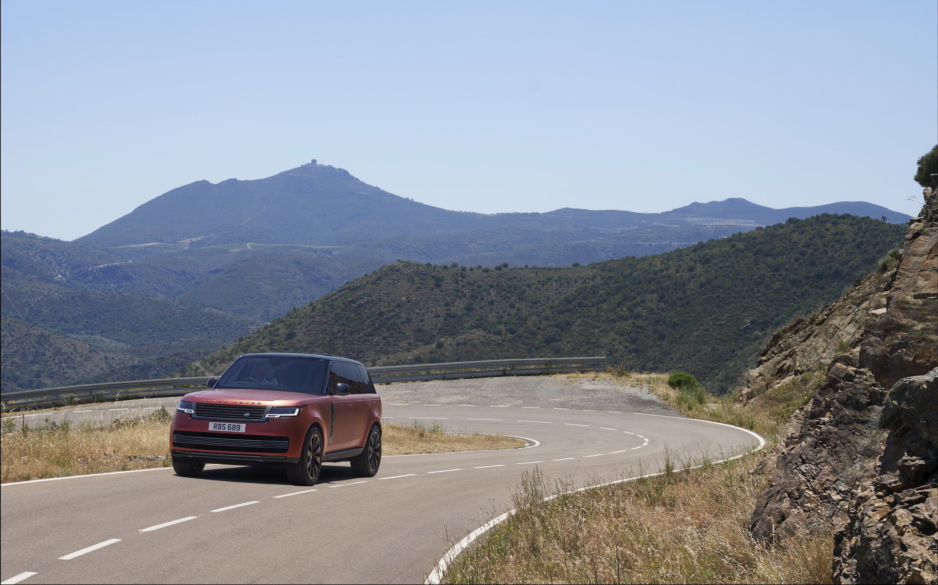 У нового Range Rover появилась топ-версия SV с керамикой внутри и снаружи