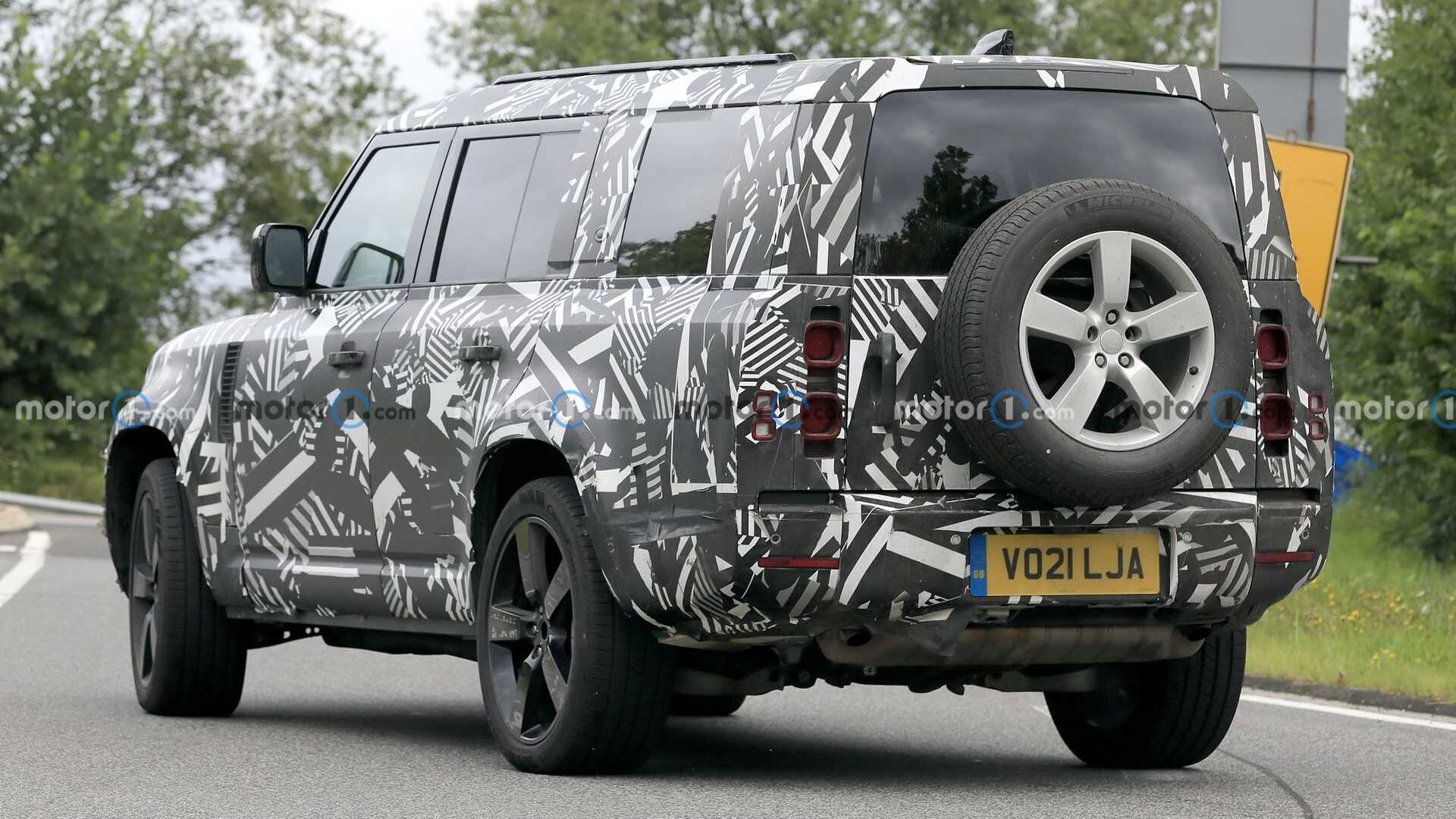 Трехрядный Land Rover Defender 130: первые фотографии прототипа