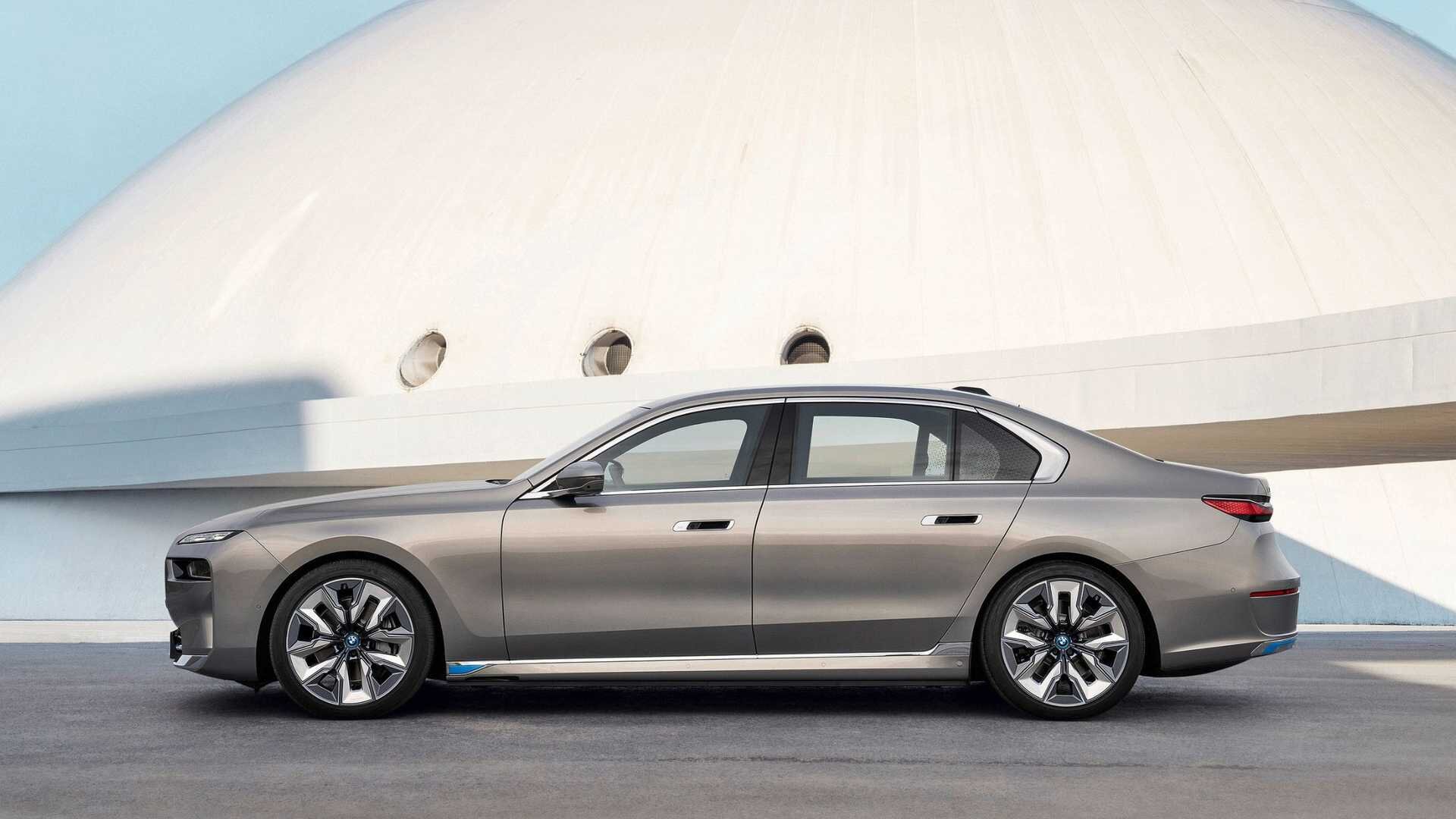 Представительский BMW 7-Series в новом поколении получил странный экстерьер