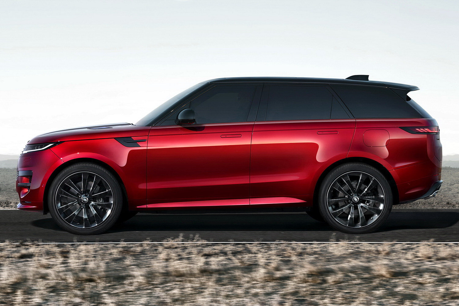 В новом поколении Range Rover Sport получил еще более минималистичный экстерьер