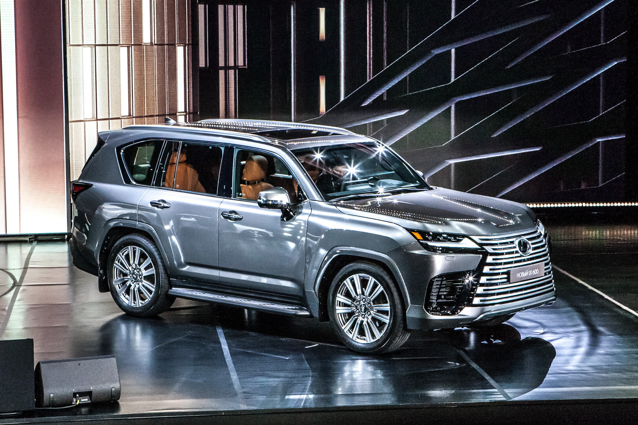 Lexus LX: старый дифференциал, двери от LC300. На вопросы Дрома отвечает шеф-инженер Таками Йоко