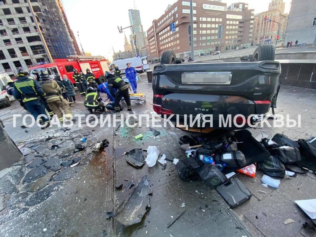 Иномарка въехала в мемориал Стена скорби в Москве (ВИДЕО)