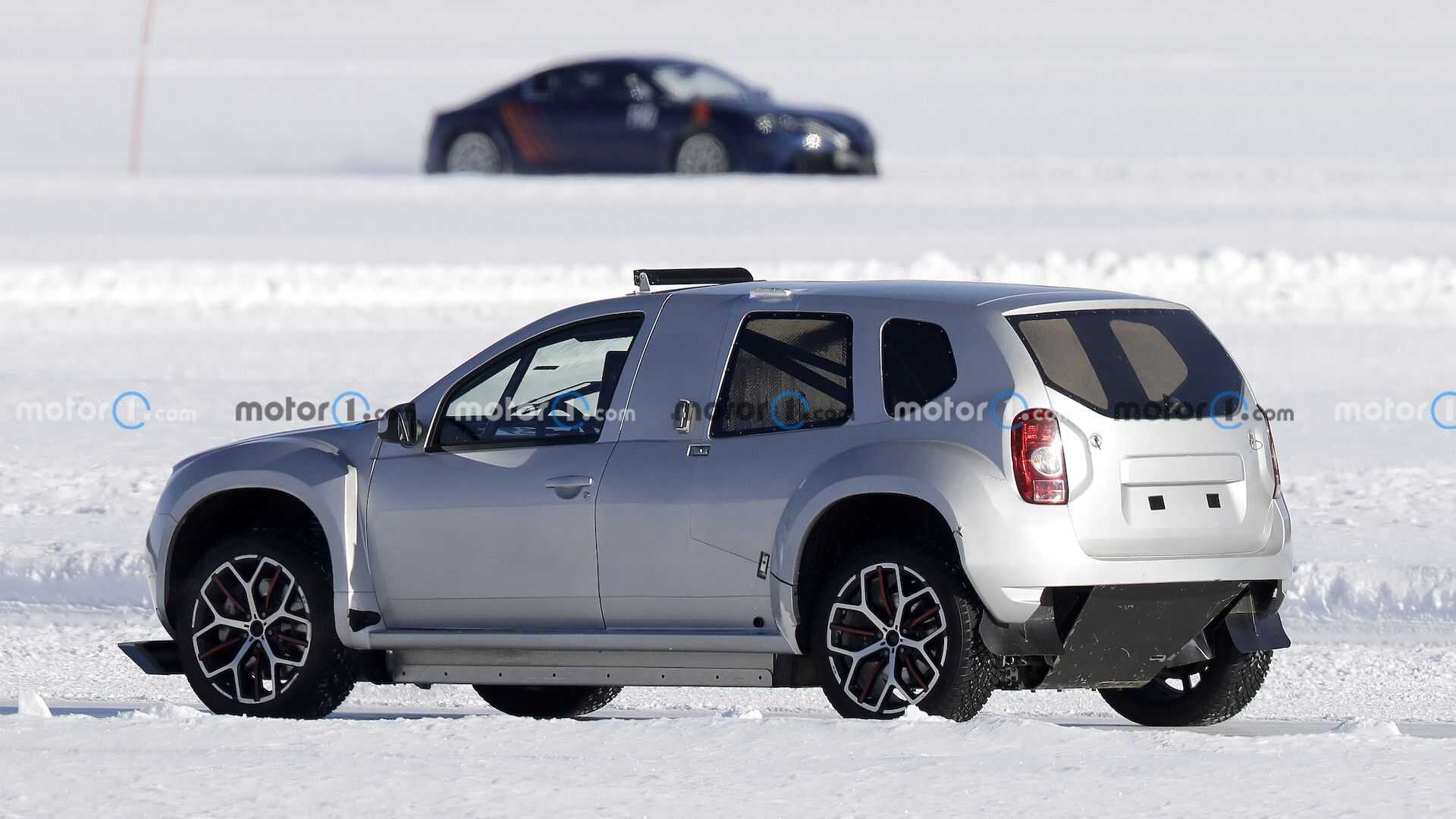 Renault тестирует новый электрокроссовер под кузовом старого Duster